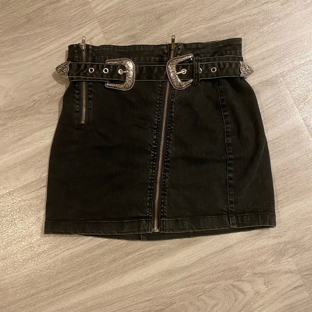 Vestique black mini skirt with belt. Size Large
